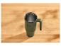 Groene thermosbeker met handvat op een houten tafel.