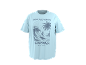 Lichtblauw T-shirt met grafische print van een surfer op een golf, palmbomen en tekst 'RIDE THE WAVES CALIFORNIA PACIFIC VIBES'.