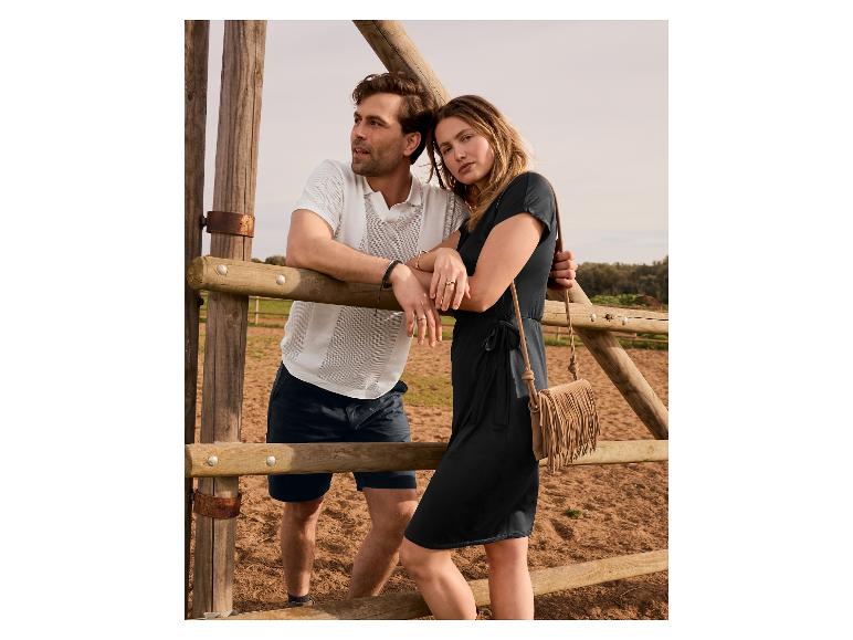 Casual jurk en polo bij een houten hek.