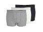 Drie herenboxershorts in grijs, wit en zwart, achter elkaar geplaatst.