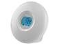 Witte digitale wekker met blauw display dat 1:22, datum en temperatuur toont.