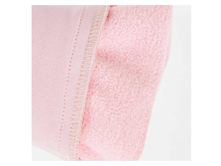 Detail van een roze trui met fleece voering.