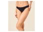 Vrouw in zwarte slip met hand op haar heup.