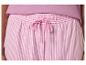 Een roze gestreepte pyjamabroek met een koord.