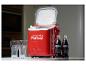 Een rode Coca-Cola koelbox met twee flessen Coca-Cola en twee glazen.
