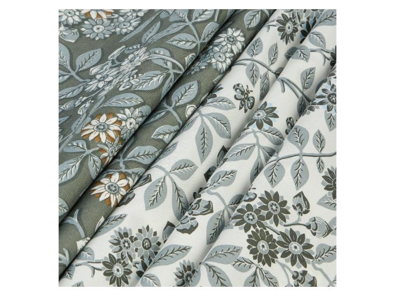 Stoffen met een bloemenmotief in grijs en wit.