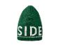 Een groene beanie met het woord 'SIDE' er in wit op geborduurd.