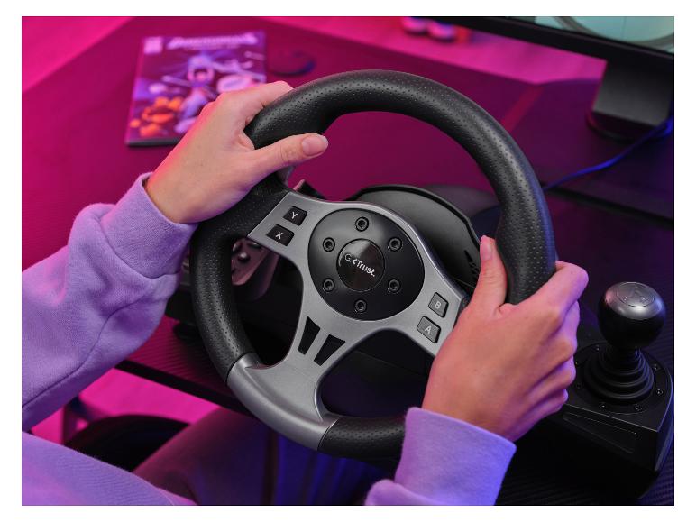 Handen houden een gamingstuur met versnellingspook vast op een roze verlicht bureau.