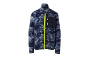 Fleecejack met blauw camouflagepatroon, rits en neongroene borstzak.