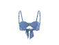 Blauwe bikinitop met bloemenprint, strikdetail aan de voorkant en verstelbare bandjes.