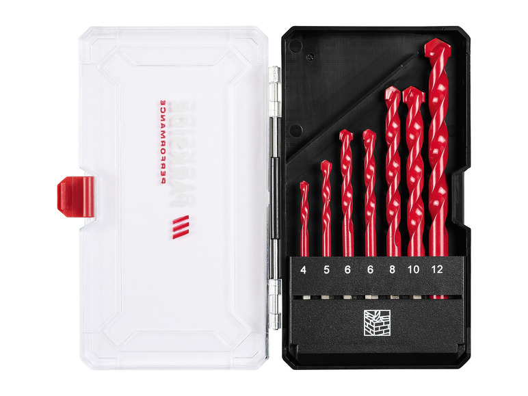 Een set rode boorbits in een plastic opbergdoos met het merk Performance