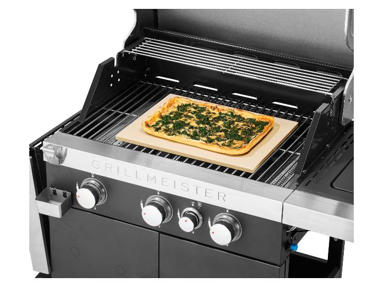 Pizza op een pizzasteen op een Grillmeister barbecue.
