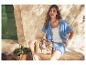 Vrouw in blauwe set en witte ESMARA® tanktop.