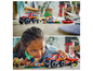 Een kind speelt met een LEGO City brandweerauto en -boot.