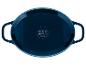 Donkerblauwe ovale braadpan met handvatten en pictogrammen voor kookplaatcompatibiliteit op de onderkant.