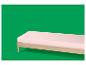 Roze matras op een houten bedframe tegen een groene achtergrond.