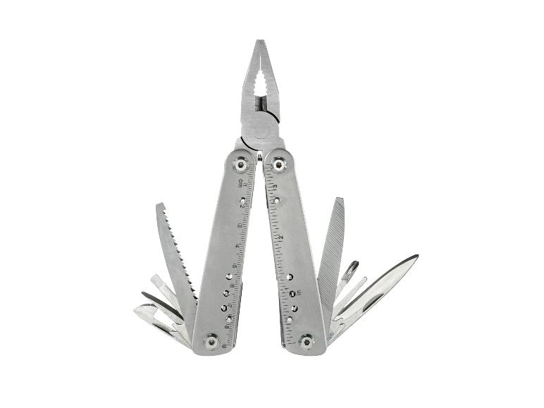 Zilveren multitool met tang, zaag, mes en andere uitgevouwen gereedschappen, op een witte achtergrond.