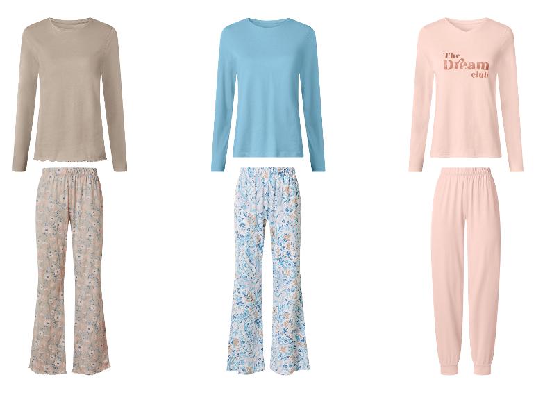 Drie pyjamasets: beige met bloemenbroek, blauw met patroonbroek, roze met 'The Dream Club'.