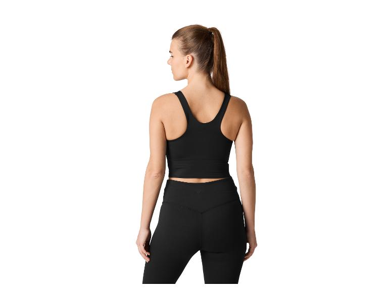Vrouw in zwarte sport crop top en legging, achteraanzicht