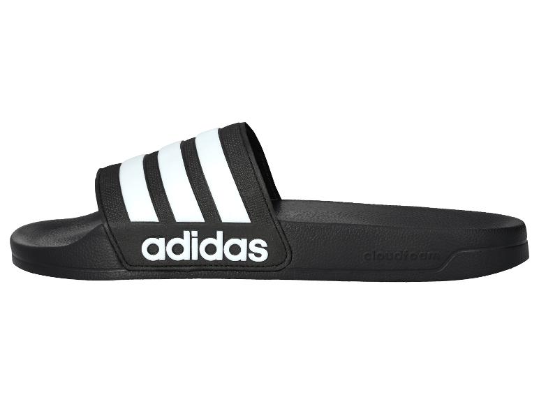 Zwarte Adidas slippers met drie witte strepen.