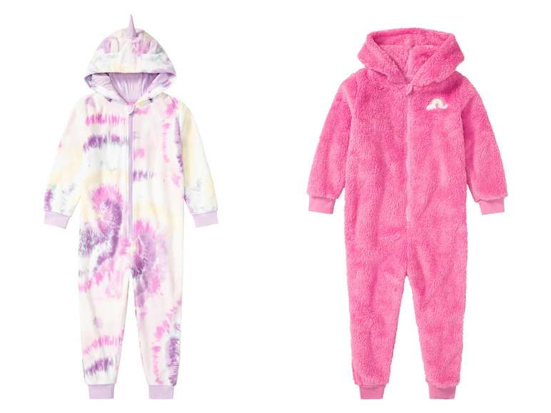 Twee fleece onesies voor kinderen, een met een regenboog en de andere met een tie-dye print.