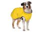 Hond in gele regenjas met pootafdruk op de rug