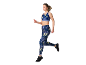 Vrouw in sportbeha en bedrukte legging, rennend.