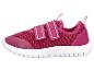 Roze kindersportschoenen van mesh met klittenbandsluiting en witte zool.