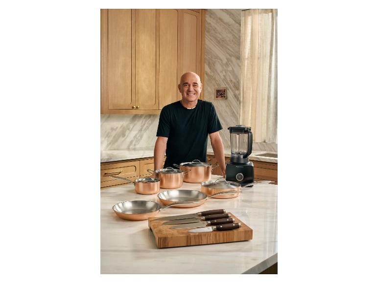 Andre Agassi presenteert de premium koperen pannenset en een Silvercrest-blender.