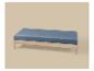 Houten bank met blauwe bekleding op een beige achtergrond.