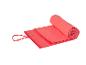 Roze Gripin sport handdoek, opgerold.