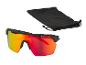 Zwarte sportzonnebril met rode en gele glazen, en een zwart zakje.