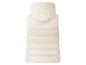 Een wit gewatteerd vest met capuchon.