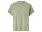Groen T-shirt met korte mouwen en de tekst 'STRENESSE BLUE' op de borst.