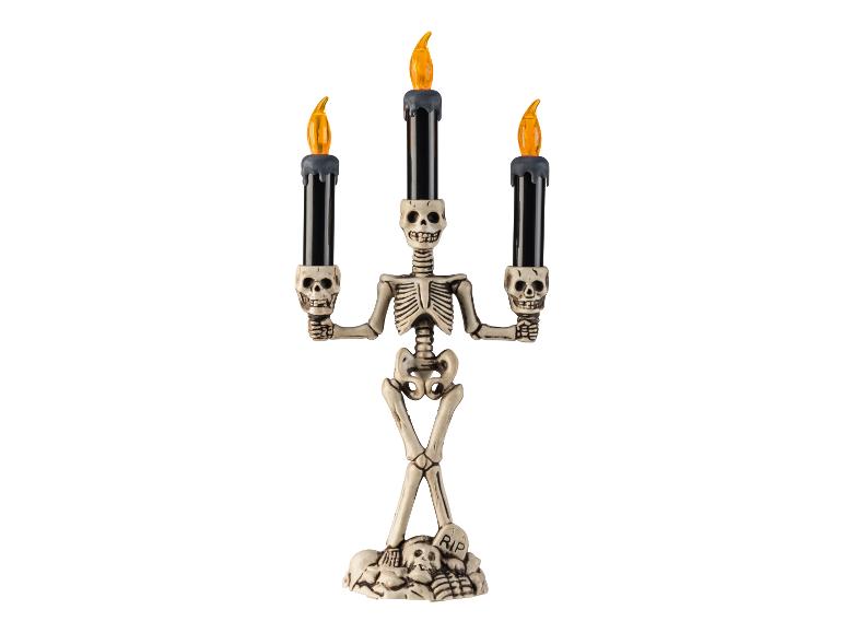 Halloween skelet kandelaar met drie zwarte kaarsen en oranje vlammen