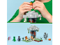 Kind speelt met een bouwblokkenset met een boom, figuren en accessoires.