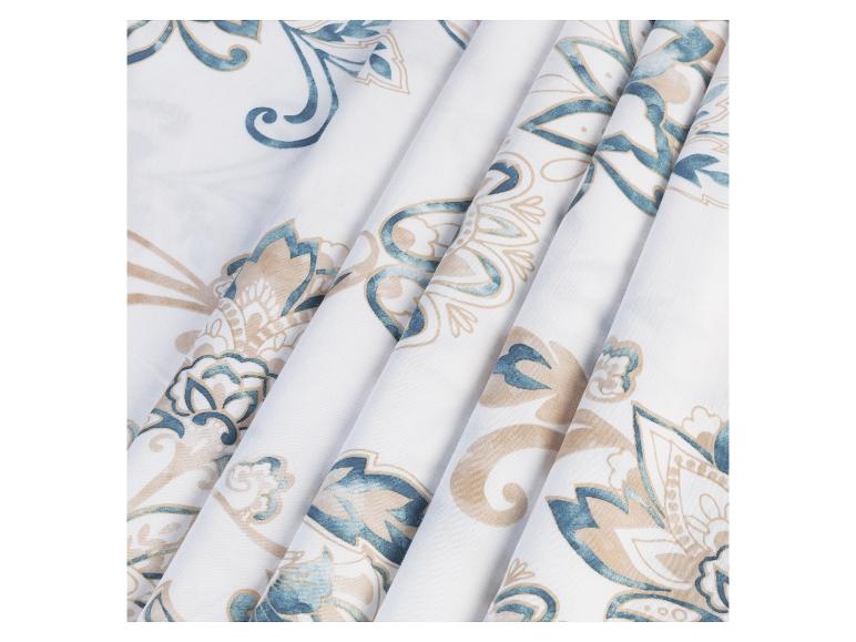Beddengoed met blauwe en beige bloemenprint.