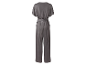 Een grijze jumpsuit met korte mouwen en een riem.