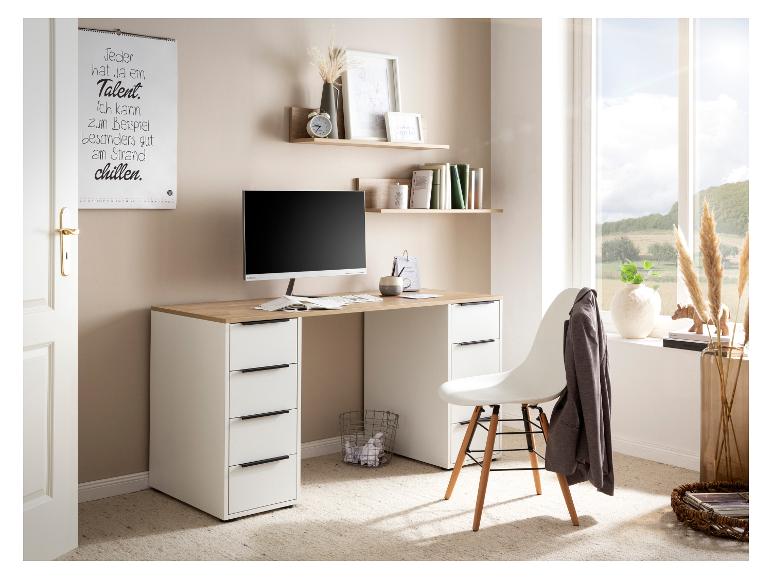 Lichte thuiskantoor met een wit bureau, Lenovo-monitor en een kalender met de tekst 'Jeder hat ja ein Talent'.