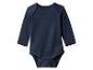 Donkerblauwe romper met lange mouwen en drukknoopjes bij het kruis.