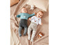 Twee baby's dragen gestreepte leggings en longsleeves met berenprint.