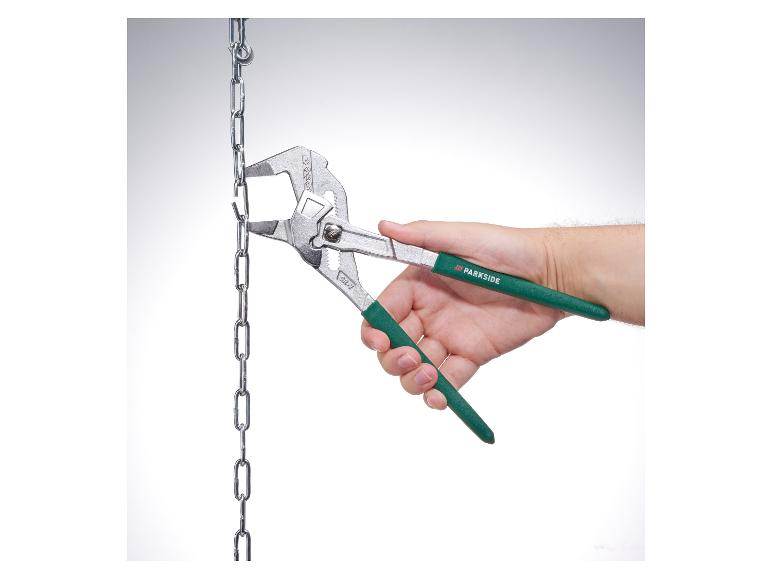 Verstelbare tang met groene handvatten die een metalen ketting vasthoudt.