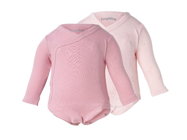 Twee roze rompertjes met lange mouwen, één effen en één met een strikjespatroon.