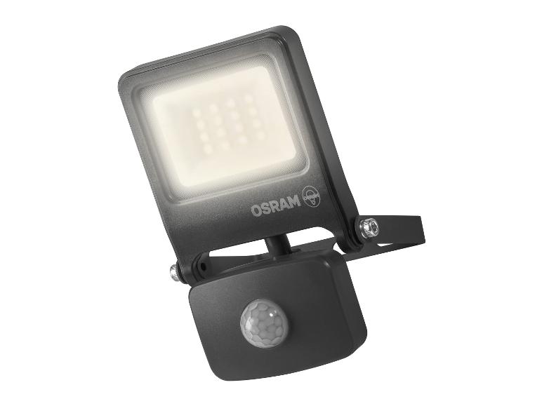 Zwarte LED-schijnwerper met bewegingssensor, schuin geplaatst op een witte achtergrond.
