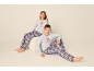 Jongen en meisje in bijpassende kerstpyjama's met rendieropdruk.