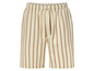 Beige korte broek met verticale bruine strepen.