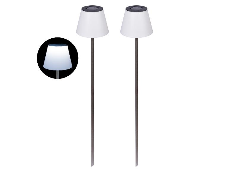 Twee conische solar tuinlampen, waarvan één brandt.