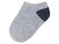 Grijze en donkerblauwe sokken, effen ontwerp.