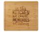 Een bamboe snijplank met de tekst 'In deze keuken tellen we herinneringen, geen calorieën'.
