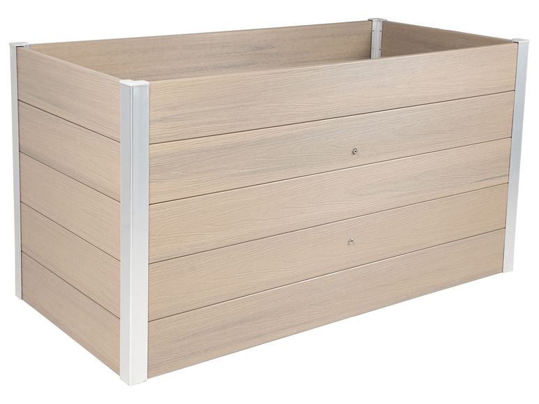 Een houten plantenbak met zilveren randen.